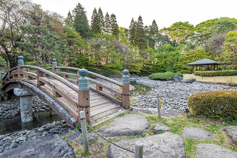 松景橋から東屋を眺める。