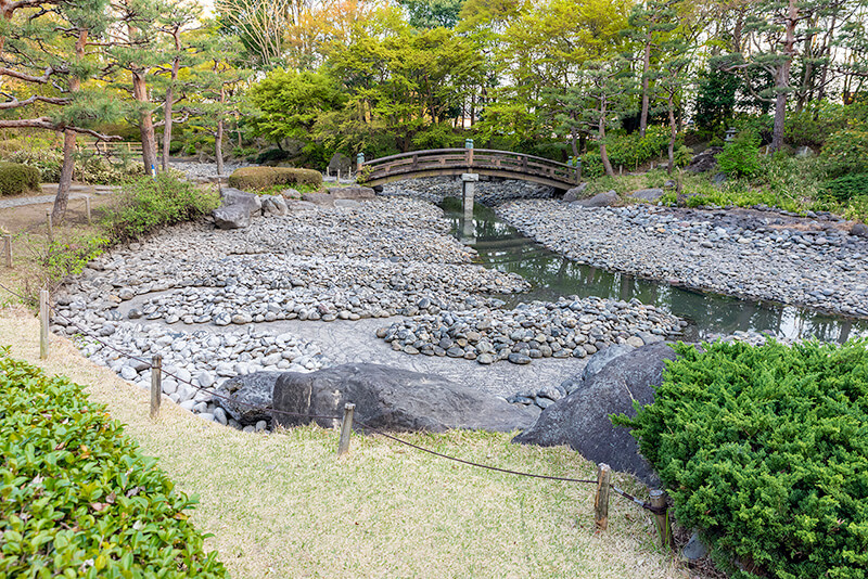 東屋から松景橋を眺める