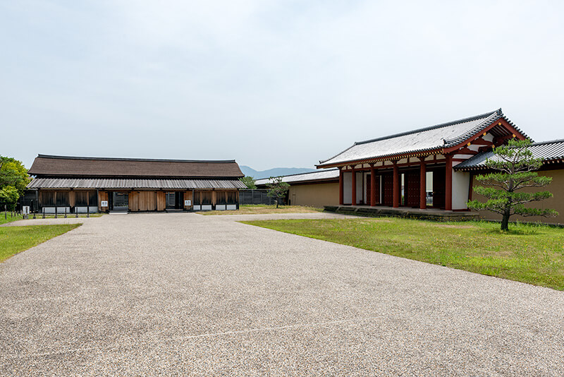西建物と建部門（東院南門）