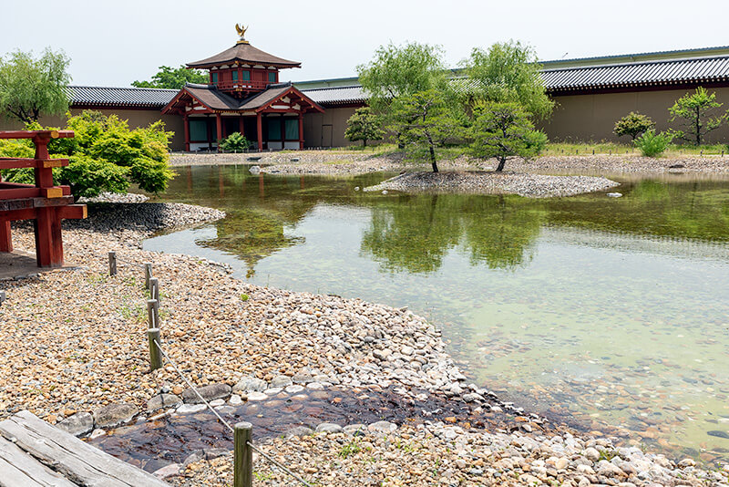 曲水はなだらかに池泉へと注がれる