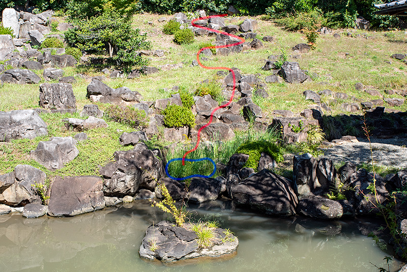 築山東部の枯滝石組