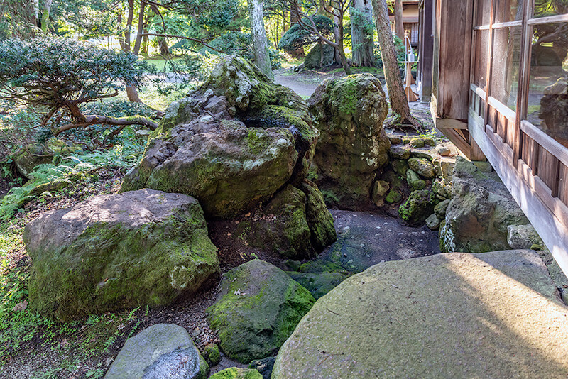 巨石による手水鉢