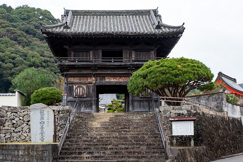龍華山等覚寺の山門