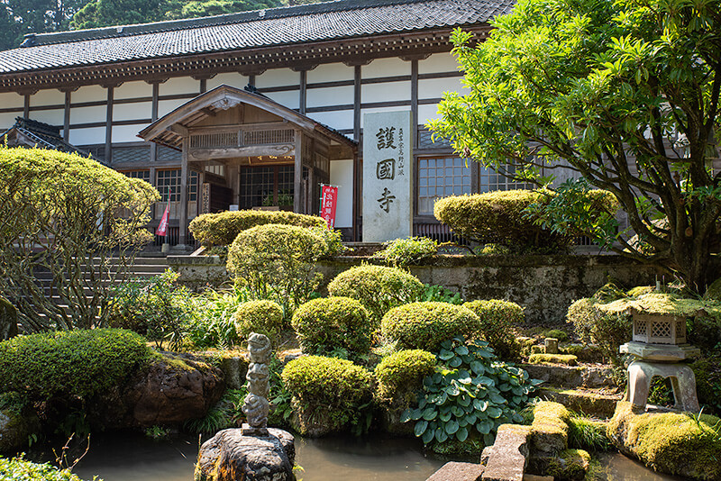  護国寺　本堂前