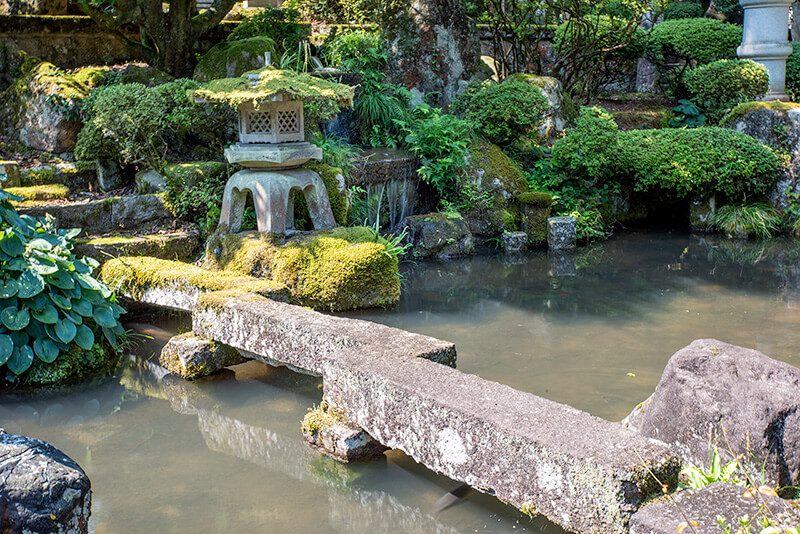 本堂前にある池泉庭園