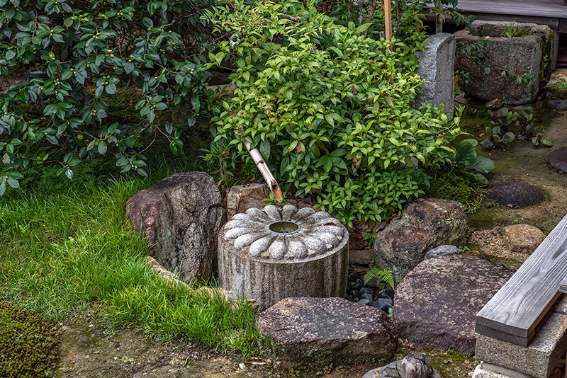 菊花紋の手水鉢