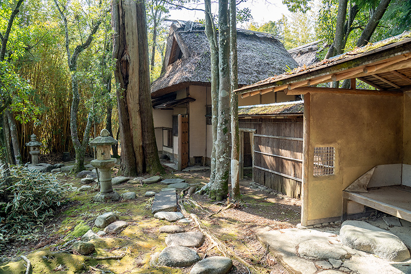 六地蔵石幢（せきどう）の石灯籠