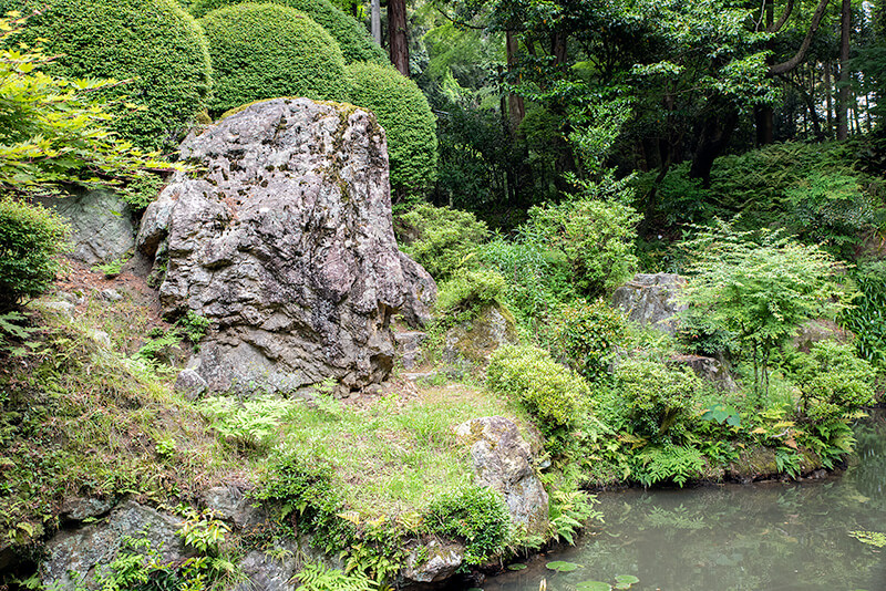 池泉西部の巨石による石組
