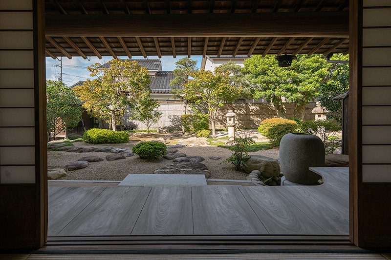 主屋敷からの額縁庭園