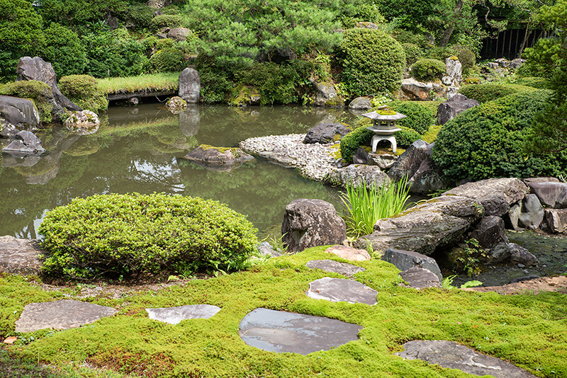 飛石から続く石橋