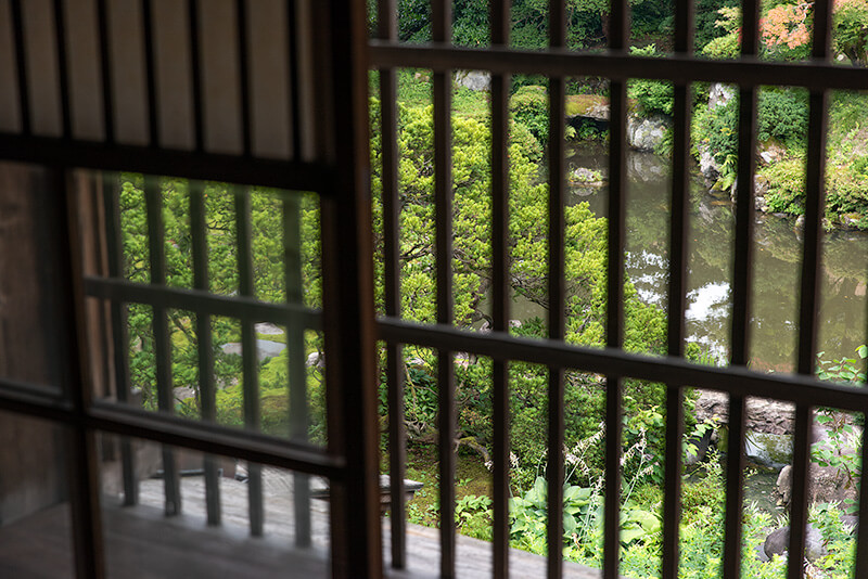 格子越しに庭園を見下ろす