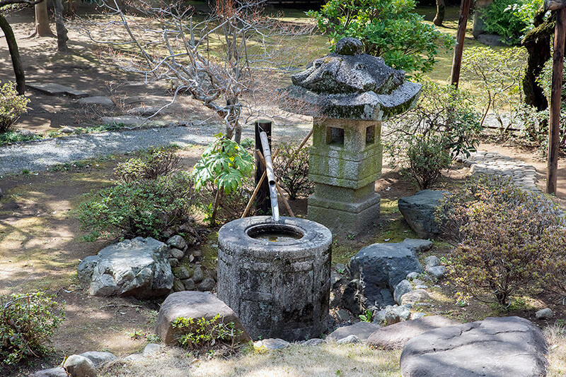 蹲居と石灯籠