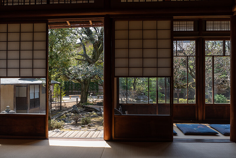 居間から額縁庭園