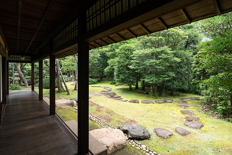 苔敷きの庭園