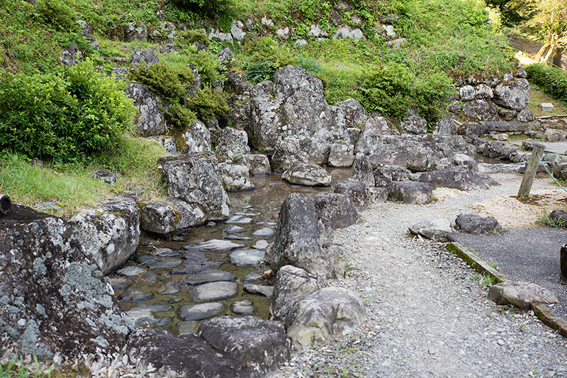 川底には板石が敷き詰められている