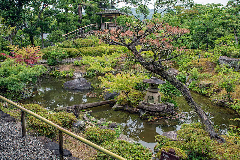 正面にある東屋が物見台