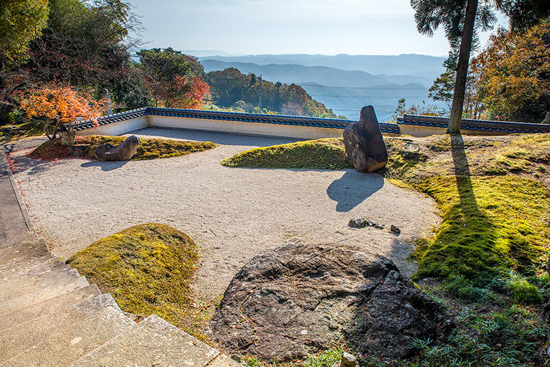 塀の奥には岡山市北部の山並み