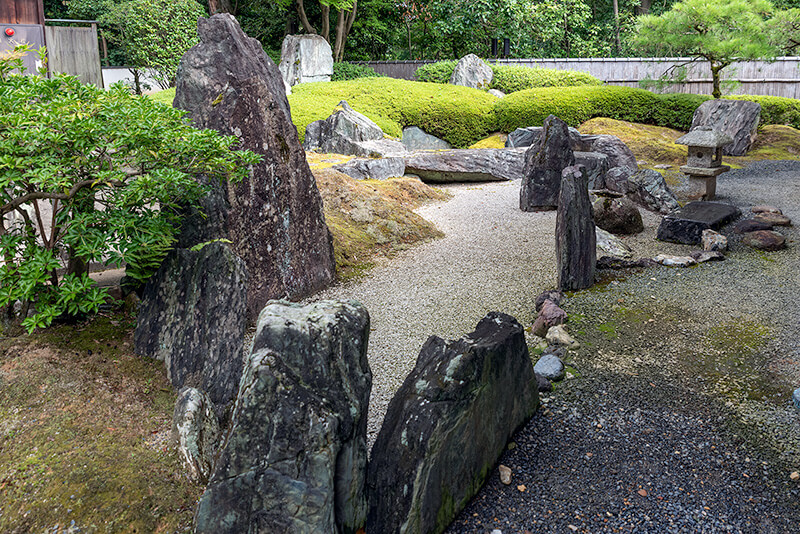 白砂は大河に見立て