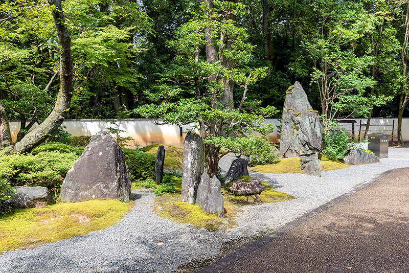 参道途中にも枯山水