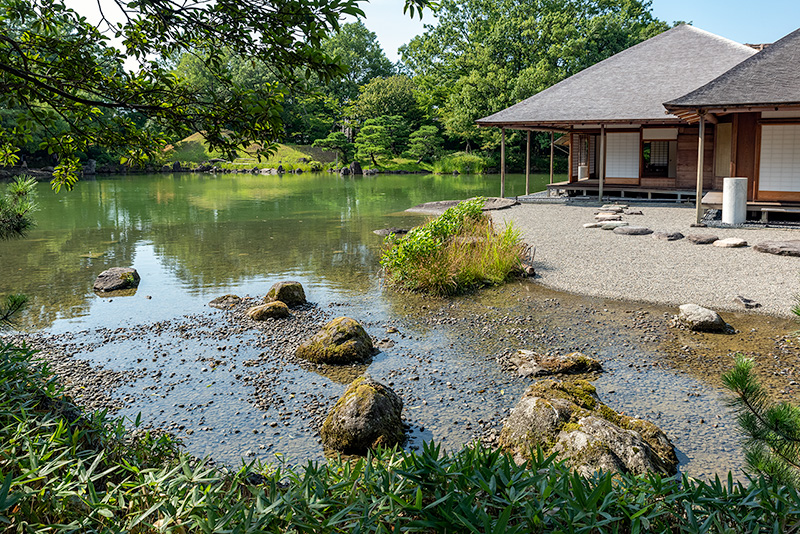 遣水から洲浜を経由して池泉へと流れる