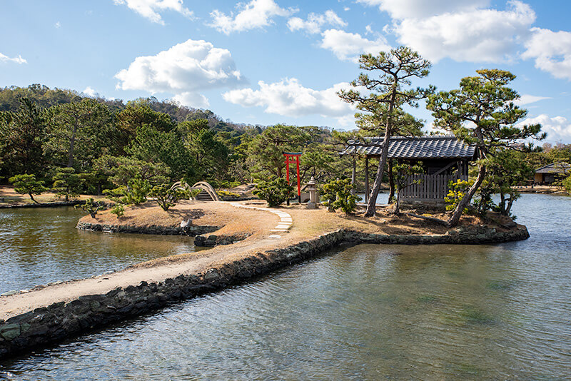 中島には守護神を祀ってある