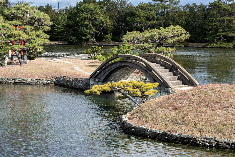 中島に架かる太鼓橋