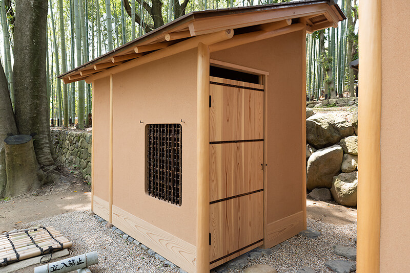 トイレのような建物