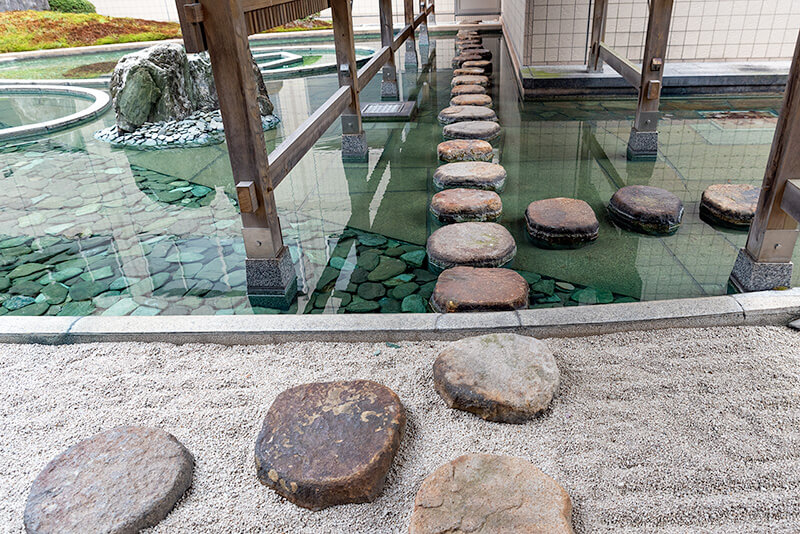 沢飛石