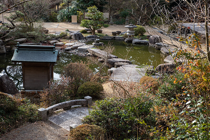 3つの橋で池泉を横断