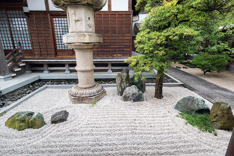 ２・２・３の７石で組まれている