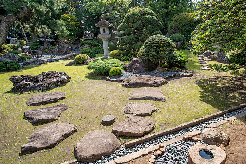 書院からの人の動きをイメージしながら庭園を眺める